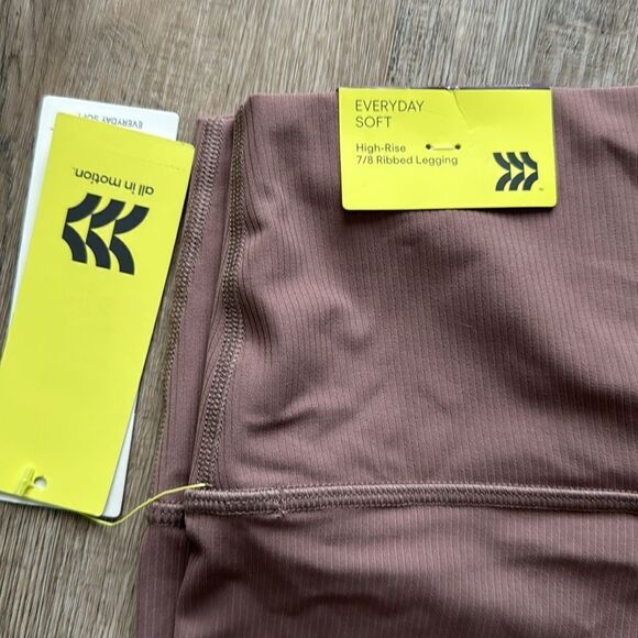 NWT ALL IN MOTION EVERYDAY SOFT HIGH RISE 7/8 leggings size XL - Picture 4 of 4